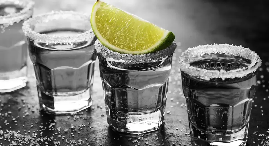 Szklanki z solą i limonką, gotowe do tradycyjnego sposobu, jak się pije tequila.