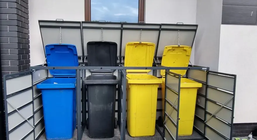 Cztery pojemniki na śmieci: niebieski, czarny i dwa żółte. To ile pojemników na śmieci na osobę?