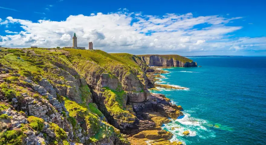 Vue spectaculaire des falaises et phares du Cap Fréhel. Idéal pour savoir que faire au Cap Fréhel : randonnée, photos, contemplation.