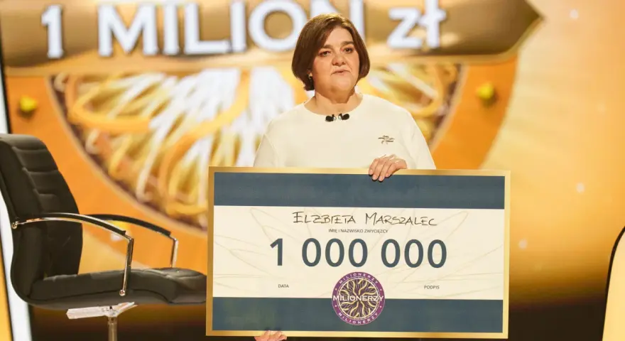 Elżbieta Marszalec z Milionerów, która wygrała milion złotych. Trzyma czek na kwotę 1 000 000.