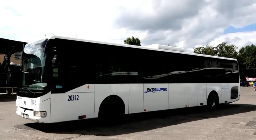Biały autokar PKS Słupsk z numerem 20312 gotowy do podróży z Ustki do Jarosławca.