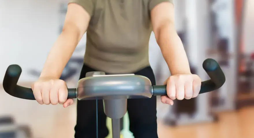 Ile kalorii spala CrossFit? Ekspert radzi, jak schudnąć