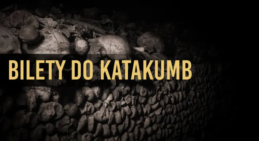 Paryskie katakumby: ściany z ludzkich kości i czaszek, z napisem "BILETY DO KATAKUMB". Mroczna atmosfera podziemi.