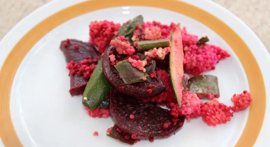 Rote Bete mit pinkem Couscous und grünen Bohnen, ein farbenfrohes Gericht, das auch einem Kleinkind schmecken würde.