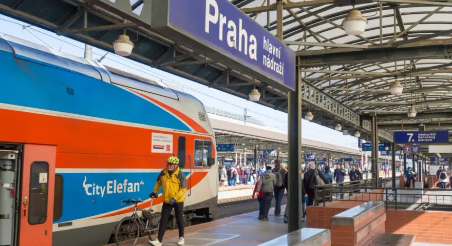 Podróżni z rowerami czekają na pociąg na dworcu w Pradze. Tanie podróżowanie do Pragi pociągiem jest możliwe!