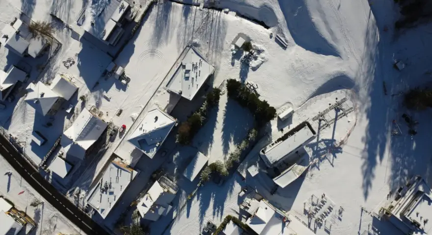 Śnieg pokrywa dachy domów i stoki. Idealne miejsce na ferie zimowe 2026 w województwie śląskim.