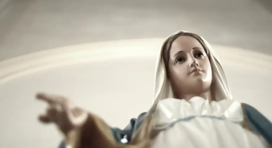 Figurka Matki Boskiej z wyciągniętym palcem, jakby odpowiadała na pytanie, czy Maryja miała więcej dzieci.