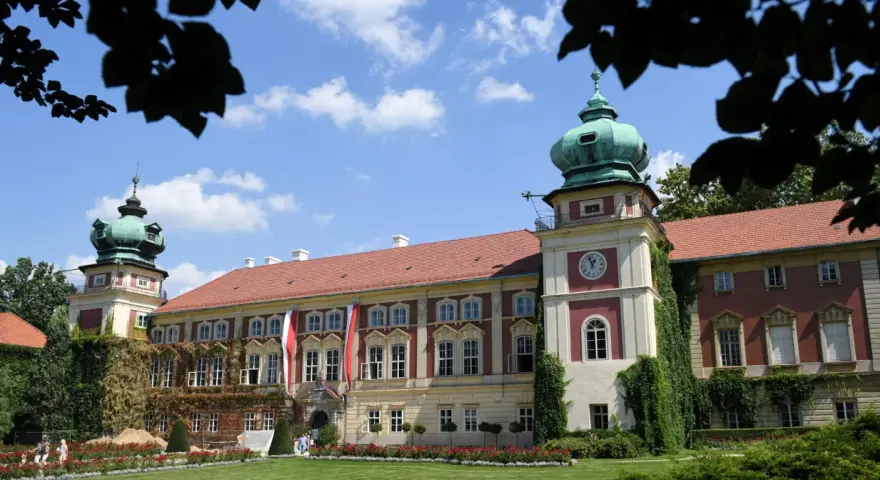 Pałac w Mosznej, gdzie nagrywano "Trędowatą", z zielonymi wieżyczkami i ogrodem.