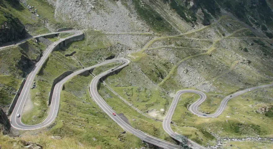Kręta droga w górach, idealna na gotowe trasy motocyklowe. Wiele zakrętów i malownicze widoki.