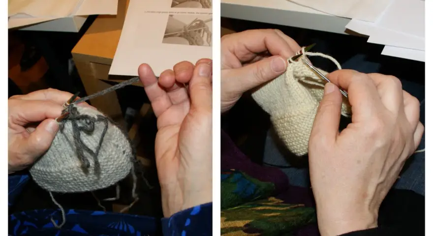 Händer stickar med garn och stickor. Instruktioner syns i bakgrunden. Man kan se hur man ska sticka upp maskor.