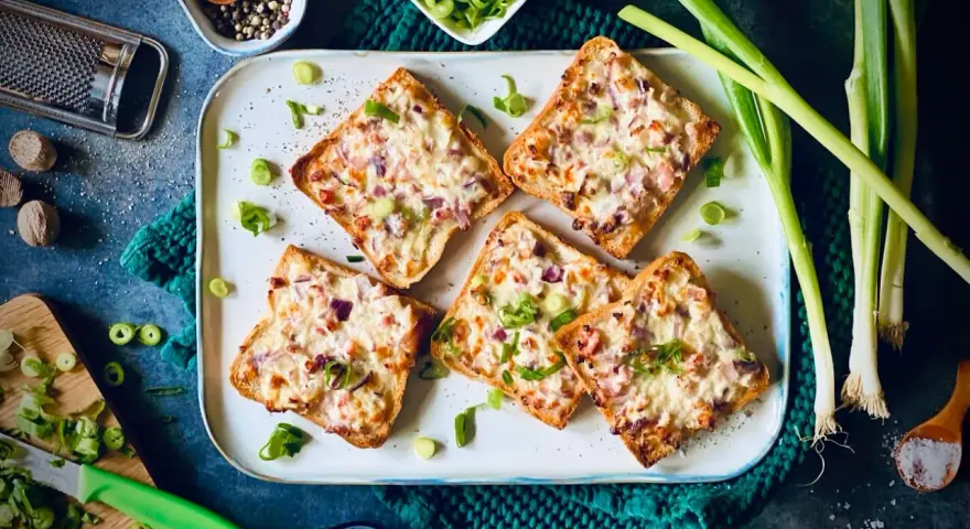 Herzhafte überbackene Brote mit Zwiebeln und Speck – tolle Ideen für ein schnelles Abendessen!