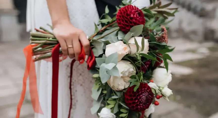 Wrześniowy bukiet ślubny z bordowymi daliami, kremowymi różami i zielenią. Idealne kwiaty we wrześniu na ślub.