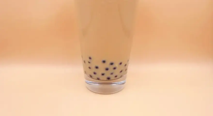 Pyszny bubble tea w szklance, idealny na upalne dni. Dowiedz się, jak zrobić go w domu!
