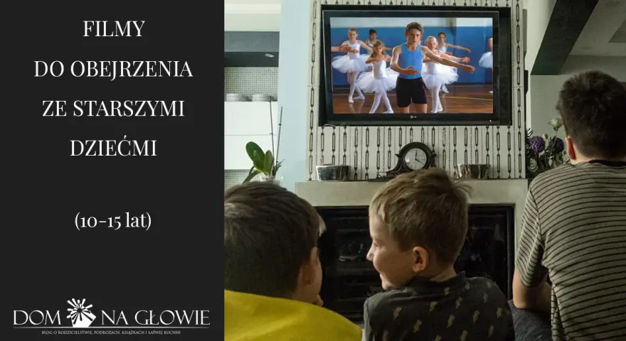 Dwóch chłopców ogląda na ekranie film o balecie. To mądre filmy warte obejrzenia z dziećmi w wieku 10-15 lat.