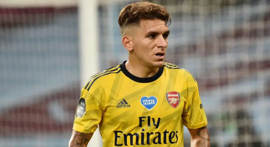 El uruguayo del Arsenal, Lucas Torreira, con su icónica camiseta amarilla, luce concentrado en el partido.