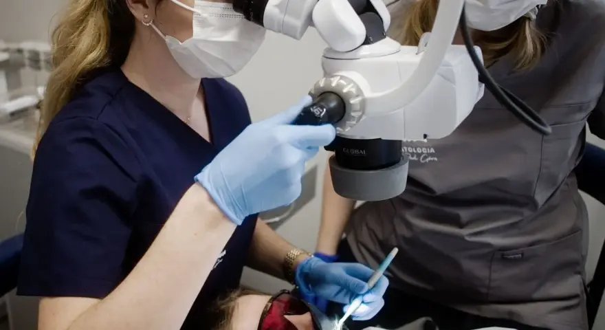 Ból dziąseł: Szybka ulga w domu i kiedy pilnie do dentysty?
