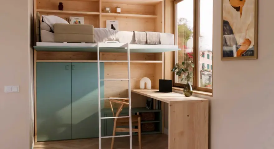 Solución inteligente para habitaciones pequeñas juveniles: cama elevada, escritorio y armarios integrados en madera clara y verde menta.