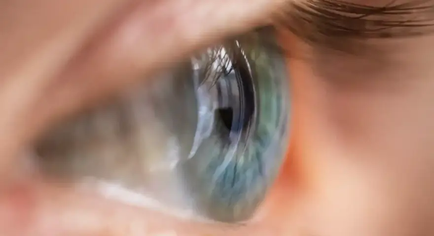 Occhio umano con iride verde-blu, ciglia scure. La sera vedo sfocato, ma questo dettaglio è nitido.