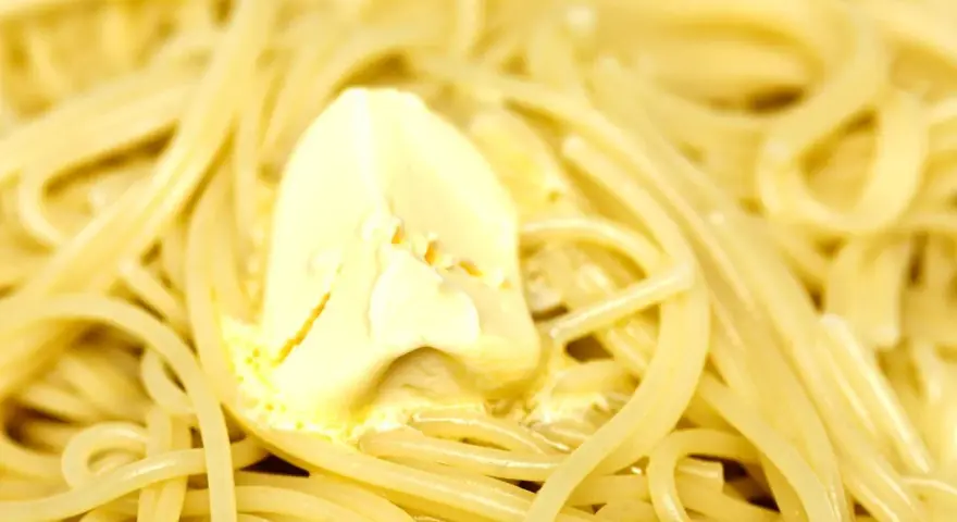 Spaghetti fumanti con un pezzo di burro che si scioglie, un classico piatto di pasta in bianco.