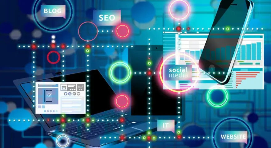 Pubblicità, comunicazione digitale e creatività d'impresa: laptop, smartphone e icone per blog, SEO, social media e sito web su sfondo blu tecnologico.