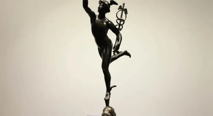 Mercure ailé, le caducée à la main, dans une pose dynamique. Cette sculpture en bronze, inspirée par Jean de Bologne, semble prête à s'envoler.