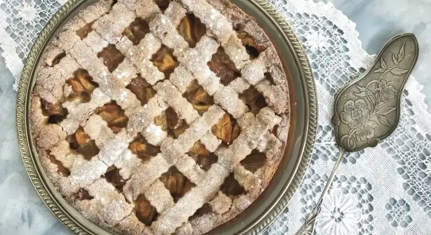 Domowa szarlotka przepis na pyszne ciasto z jabłkami, posypane cukrem pudrem. Idealna na deser.