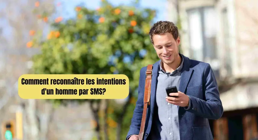 Un homme souriant regarde son téléphone, se demandant comment savoir ce qu'il pense de moi par SMS.