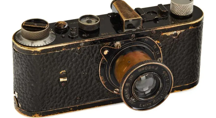 Un vieil appareil photo Leica avec son objectif le plus cher, le Leitz Anastigmat 50mm, témoin d'une époque révolue.