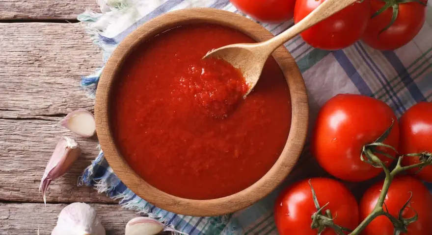 Jak zrobić sos do pizzy z pomidorów? Sekret idealnego smaku!