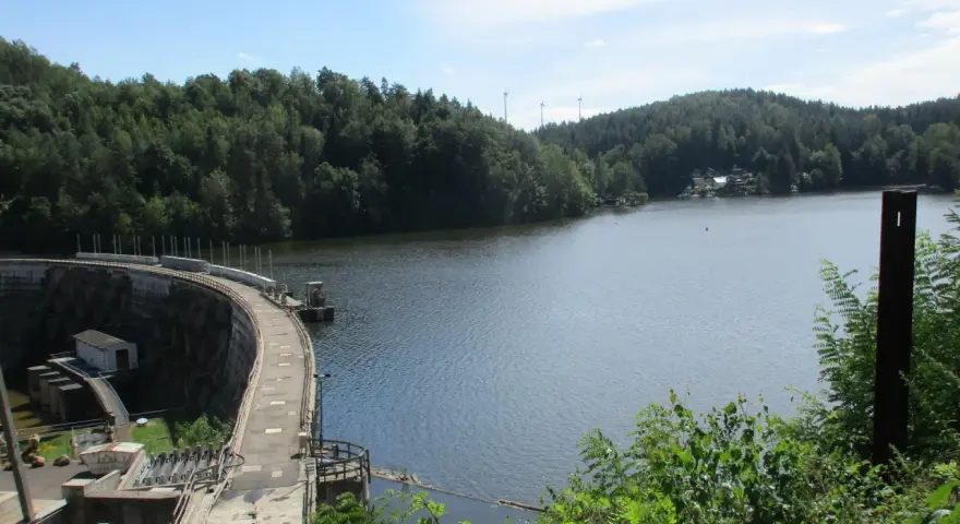 Talsperre Kriebstein mit Blick auf den Stausee und bewaldete Hänge. Ein schöner Ort zum Baden und Entspannen.