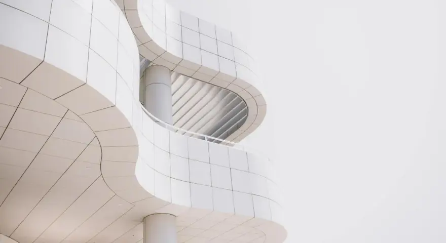 Lignes courbes et épurées d'une architecture blanche, une parfaite photo minimaliste définition.