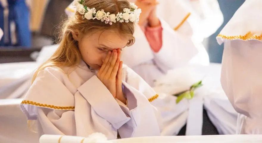 Ile trwa Komunia Święta? Przewodnik po harmonogramie dnia