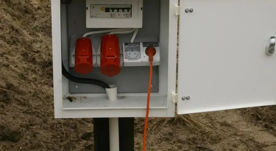 Skrzynka elektryczna na działce: Co dalej? Podłącz prąd do domu!