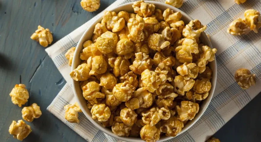 Miseczka karmelowego popcornu, idealna przekąska. Chcesz wiedzieć, jak zrobić popcorn? Oto inspiracja!