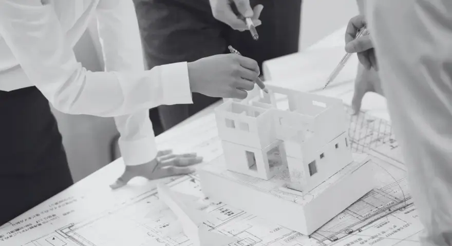 Architekci analizują projekt domu. Gdybyś miał do czynienia z samowolą budowlaną, gdzie zgłosić, dowiesz się z dokumentacji technicznej.
