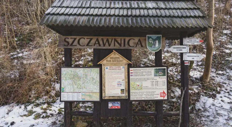 Zimowe Pieniny. Tablica informacyjna w Szczawnicy z mapą szlaków i informacjami o spływach Dunajcem.