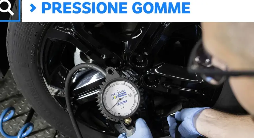 Controllo della pressione pneumatici Citroen C3 con manometro. La corretta pressione gomme è fondamentale per la sicurezza.