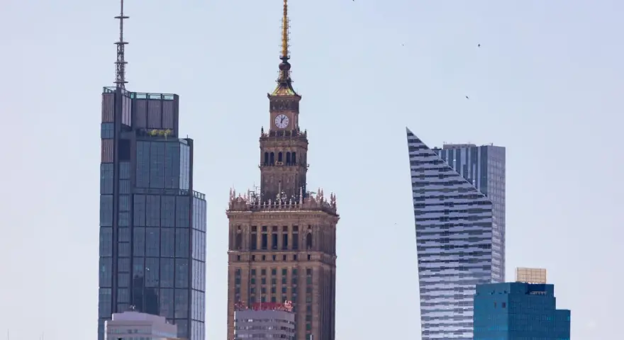 Warszawskie drapacze chmur, w tym Pałac Kultury i Nauki, symbolizują dynamiczną budowę miasta.