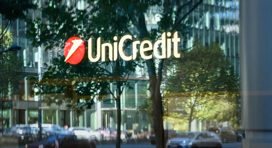 Logo UniCredit na szklanej fasadzie budynku. To międzynarodowy bank, który oferuje szeroki zakres usług finansowych.