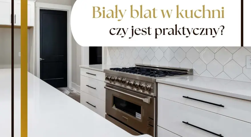 Nowoczesna kuchnia z białym blatem, który jest praktyczny mimo pozorów. Widoczna kuchenka i czarne drzwi.
