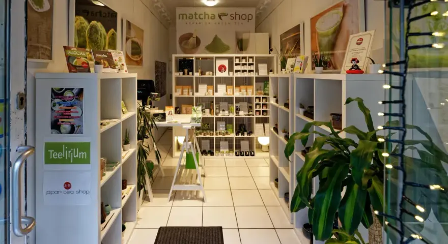 Innenansicht eines japanischen Teeladens in Berlin. Regale voller Matcha-Produkte und grüner Tee-Sorten.