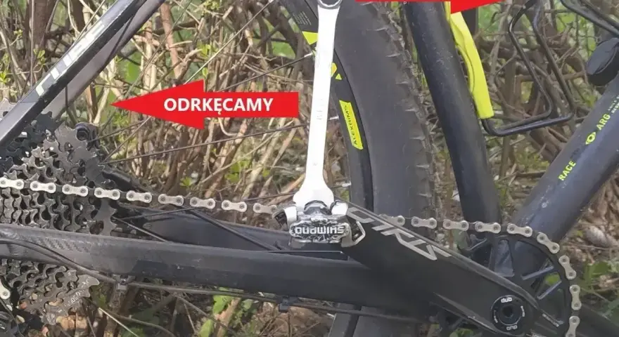Klucz pokazuje, w którą stronę odkręcamy pedał, a strzałka wskazuje kierunek przykręcania.