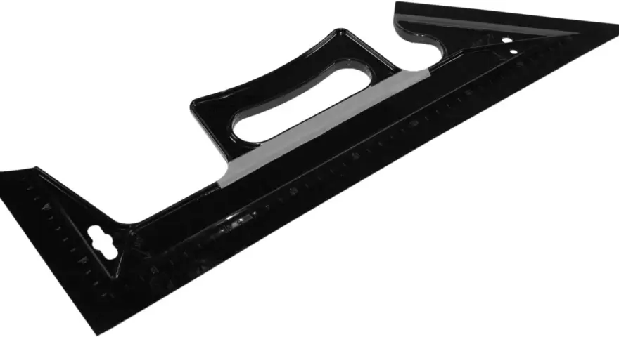 Escuadra de carpintero negra con marcas para medir y trazar líneas rectas, ideal para proyectos de pintura en plástico.