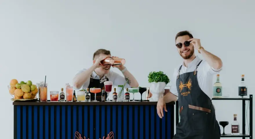 Dwóch barmanów przy weselnym barze z drinkami. Zastanawiasz się, o co pytać barmana na wesele?