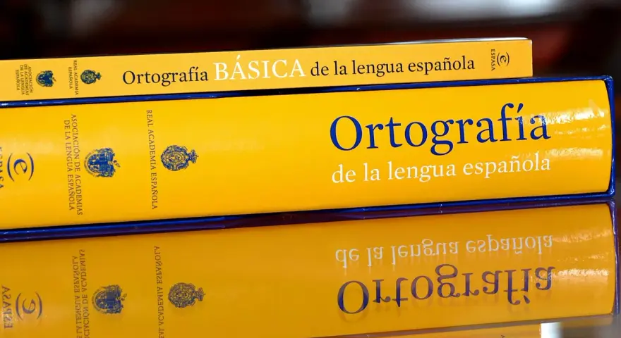 Libros de "Ortografía de la lengua española" de la Real Academia Española, esenciales para aprender el abecedario español.