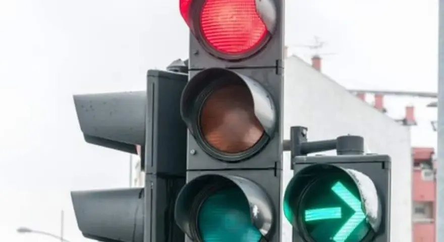 Ampel mit Pfeil nach rechts und ohne. Rot leuchtet, Grün mit Pfeil zeigt Richtung an.
