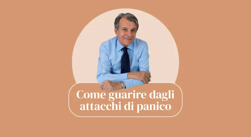 Uomo sorridente in camicia blu, con la scritta "Come guarire dagli attacchi di panico".
