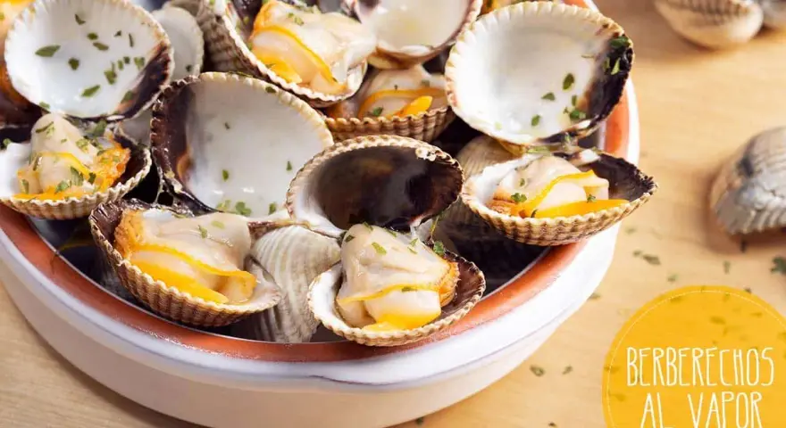 Deliciosos berberechos al vapor, recién cocidos y espolvoreados con perejil fresco. Un bocado del mar.