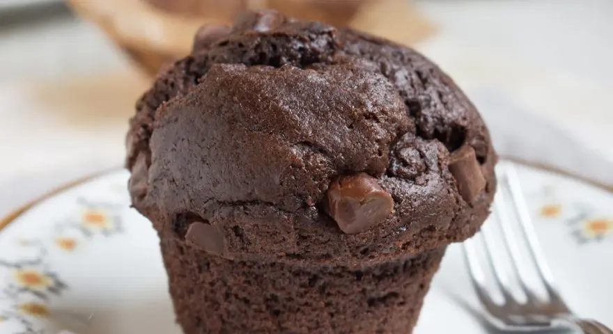 Saftige Muffins mit Joghurt und Schokolade, perfekt für den Kaffeetisch.