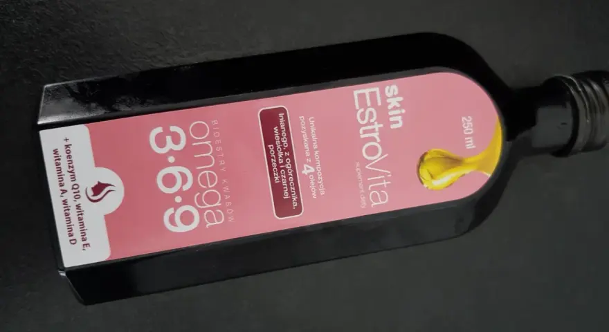 Butelka suplementu diety EstroVita Omega 3-6-9 z koenzymem Q10 i witaminami.